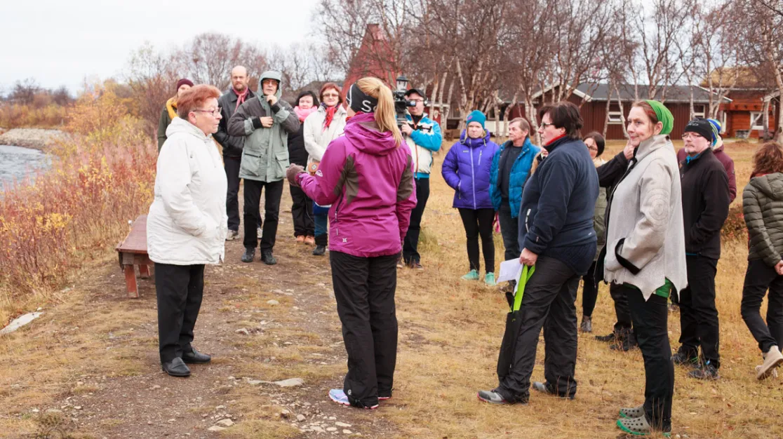 Govva mas olbmot olgun leat čoahkkánan guldalit árbevirolaš máhtu birra.