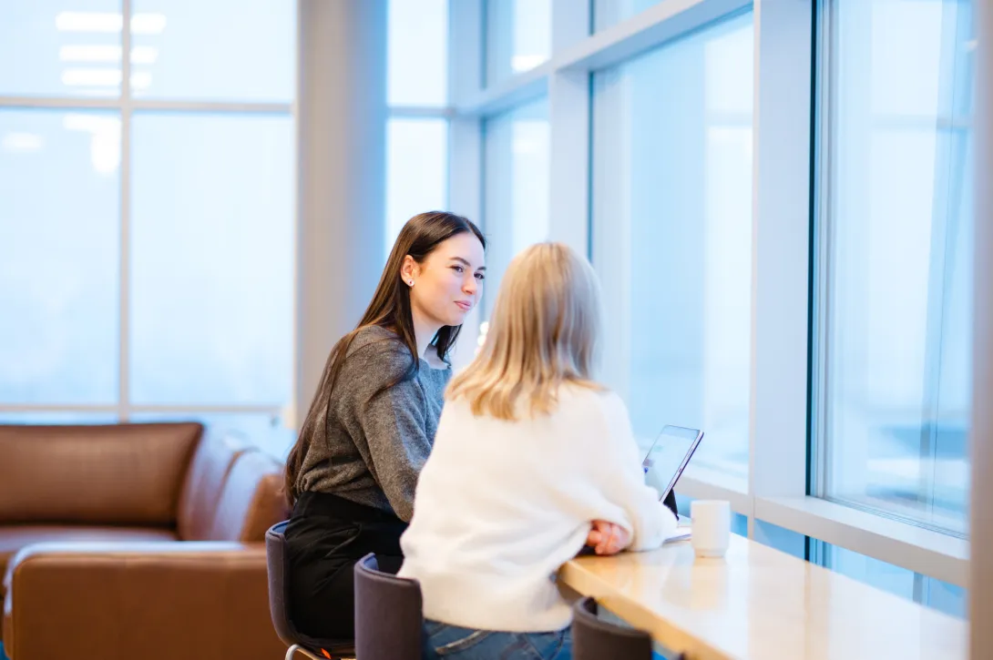Guokte nieidda čohkkába beavde guoras.